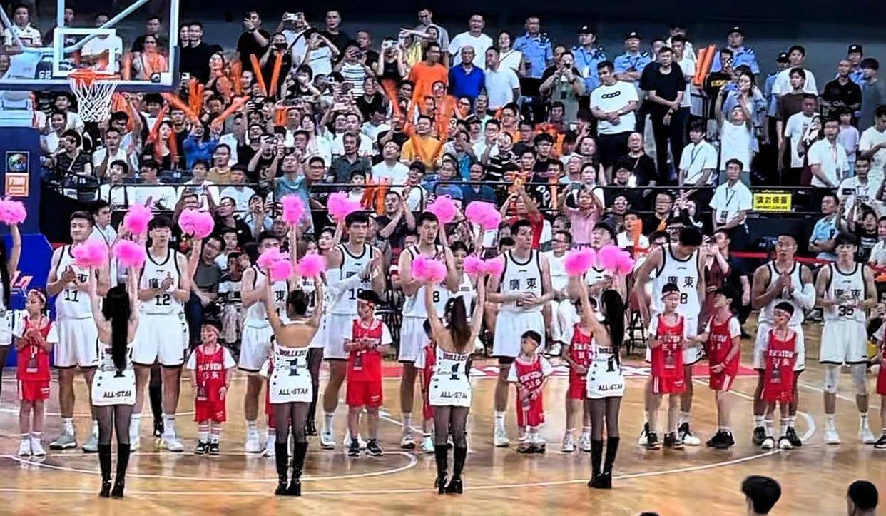 雄鹿绝地反击波兰男篮，布拉德利三分雨点燃全场的简单介绍