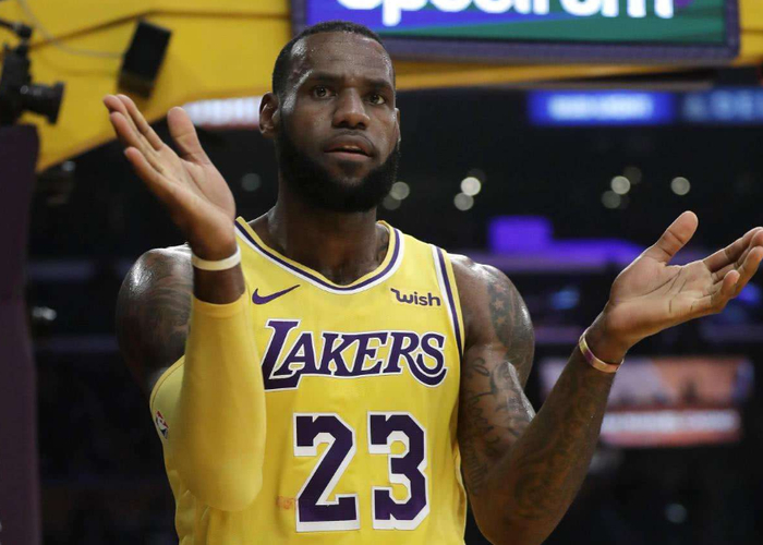 开云体育-湖人鏖战快船，布克刷新纪录