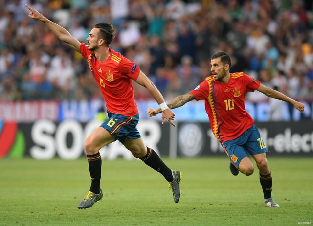 欧预赛比赛激情开启，球迷热情助威